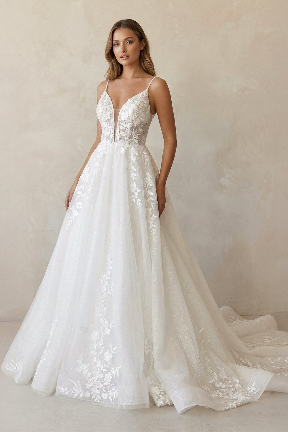 V Neck Tulle Wedding Dresses with Appliques in White