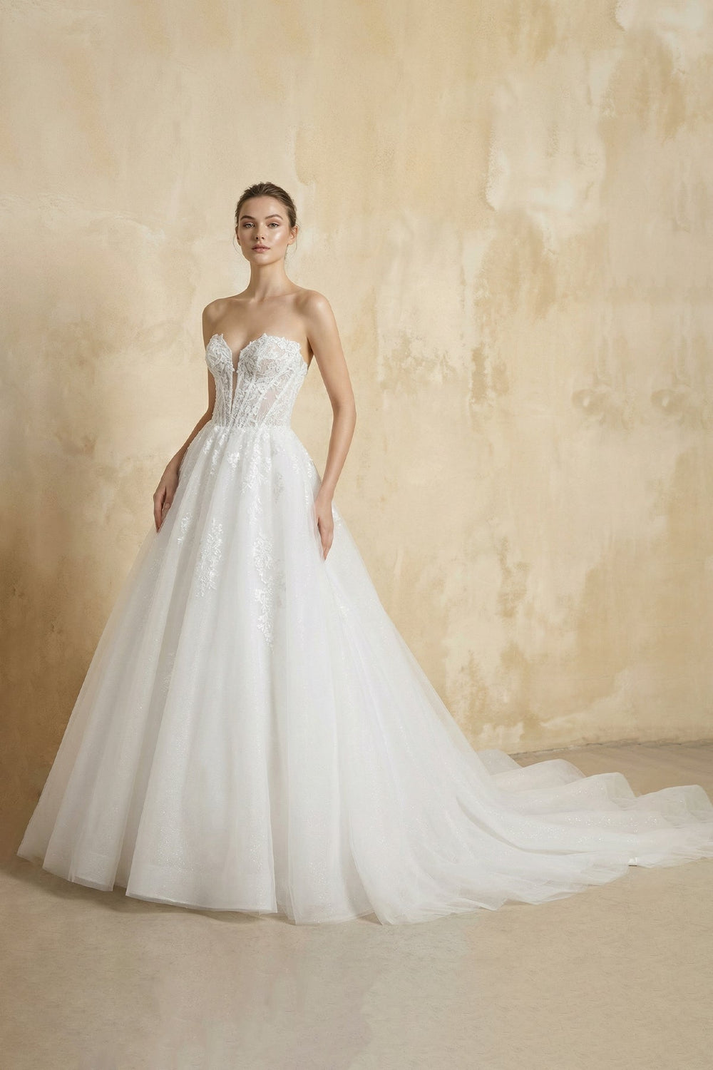 Sweetheart Ball-Gown Tulle Wedding Dress With Appliques in White